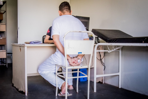 Presidiário em consulta médica na PCE